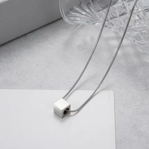 Collier Pendentif Cube en Acier au Titane Minimaliste pour Hommes Femmes Chaîne Serpent Argent Bijoux Style Industriel Géométrique