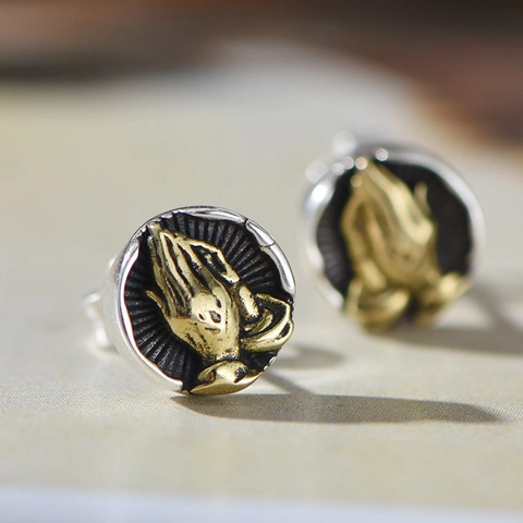 Vintage Praying Hands Stud Earrings Retro Religious Round Relief Gold Silver Two Tone Copper Earrings For Men Women Unisex Jewelry Accessory