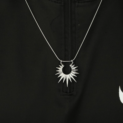 Collier Pendentif Rayon de Soleil en Acier Titane Hip Hop pour Hommes Femmes Unisexe Punk Street Géométrique Argent Bijoux