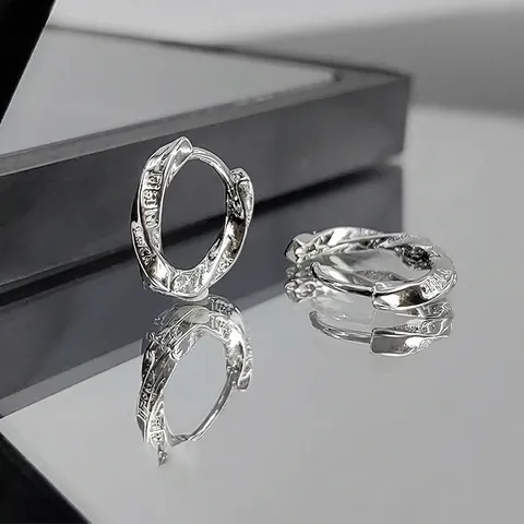 Orecchini Huggie Minimal Mobius Twist Placcati Argento Lettere Inglesi Incise Orecchini a Cerchio Geometrici Unisex Regalo Gioielli Moda