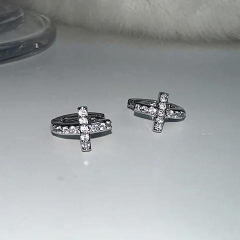 Hip Hop Kupfer Strass Kreuz Huggie Hoop Ohrringe Für Damen Herren Galvanisierter Edelstahl Stift Personalisierte Ohrringe