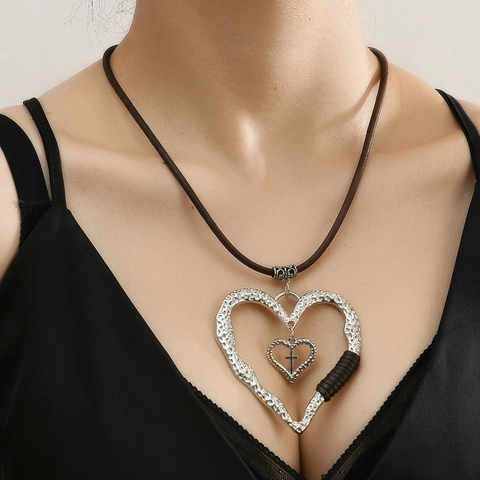 Collana Con Pendente a Cuore Vintage Per Uomo Donna Cordino in Pelle Retro Design a Croce Lega Martellata Gioielli Bohémien