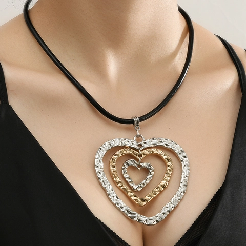Vintage Dreifach Verschachtelte Herz Anhänger Halskette Für Damen Gehämmerte Metall Zweifarbige Gold Silber Lederkordel Chic Schmuck