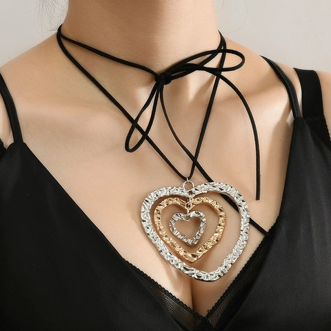 Collana con Pendente a Triplo Cuore Boho Retrò per Donna in Lega Martellata Cordino in Velluto Coreano Catena Lunga per Maglioni