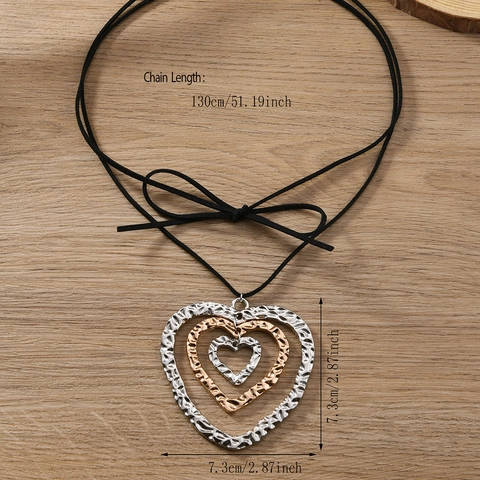 Collana con Pendente a Triplo Cuore Boho Retrò per Donna in Lega Martellata Cordino in Velluto Coreano Catena Lunga per Maglioni