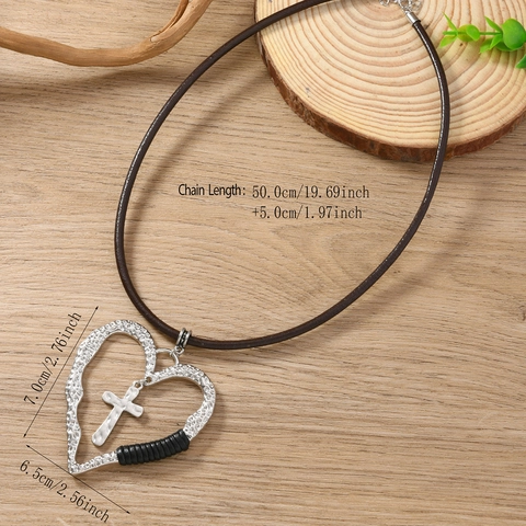 Collana con Pendente a Croce e Cuore in Pelle di Vacchetta Vintage Argento Antico Lega Martellata Bohemian Punk Gioielli