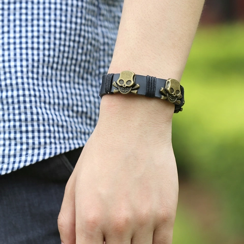 Bracciale in Vera Pelle di Vacchetta Punk Rock Con Ciondoli in Lega Retro Braccialetto Regolabile Con Bottoni a Pressione per Uomo Donna