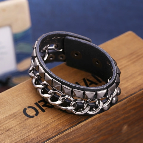 Bracciale in Pelle Punk Rock da Uomo Multistrato Con Borchie e Catena Braccialetto Fatto a Mano Gioielli Gothic Regalo per Uomo