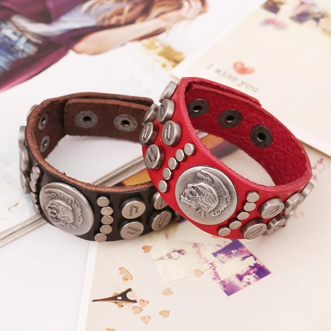 Bracciale in Vera Pelle Punk per Uomo Donna Retro Teschio Guerriero Rilievo Rivetto Polsino Regolabile Rock Gothic Gioielli