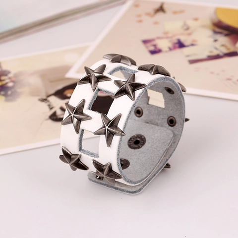 Bracciale in Pelle di Vacchetta Bianca Larga Punk Uomo Donna Vintage Argento Stella Rivetti Traforati Polsino Regolabile Gioielli Rock