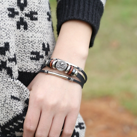 Bracciale Multistrato in Cuoio di Vacca Vintage per Uomo Donna Punk Retro Lega Pirata Teschio Pendente Perline di Legno Gioielli