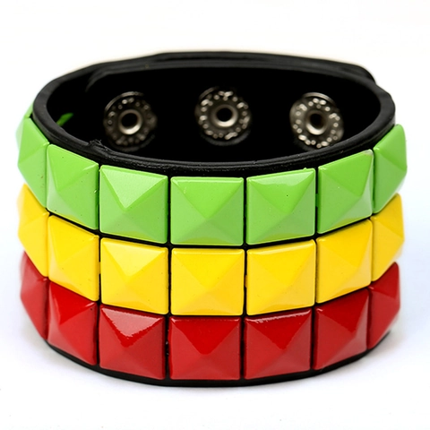 Punk Rock Breites Kunstleder Armband Mit Drei Reihen Quadratischen Pyramiden Nieten Verstellbaren Metall Druckknöpfen Unisex Schmuck