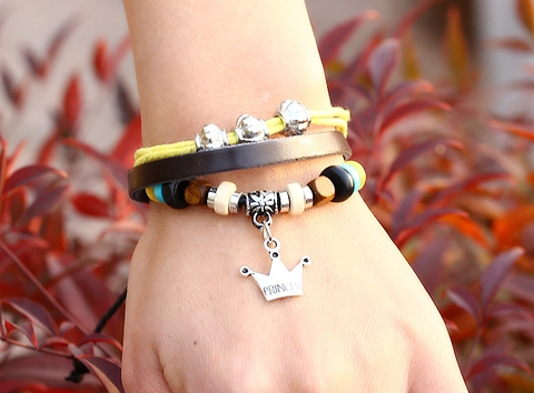 Pulsera Multicapa de Cuir de Vaca Hecha a Mano para Mujeres Hombres Colgante Corona Grabado Princess Cuentas de Madera Joyería Punk