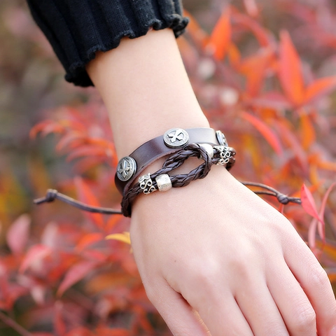 Bracciale Vintage in Pelle di Vacchetta Multistrato Stile Punk Gothic Uomo Donna Borchie a Croce Corda Regolabile Gioielli Fatti a Mano