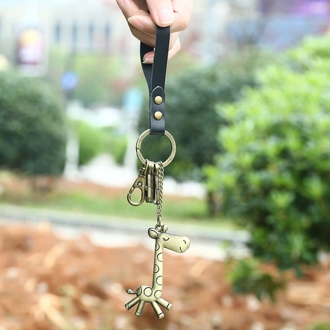 Vintage Genuine Leather Giraffe Keychain Retro Bronze Animal Bag Hanging Ornament For Women Car Key Accessory Jewelry Gift