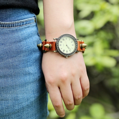 Orologio Al Quarzo Uomo Vintage Punk Con Punte Cinturino In Pelle Di Vacchetta Marrone Borchie Numeri Romani Lega Di Zinco Fatto A Mano