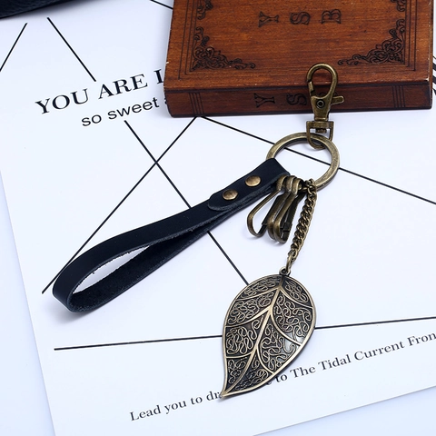 Vintage Bronze Alloy Hollow Leaf Keychain With Black Genuine Leather Strap Retro Car Key Ring Bag Pendant For Women Men