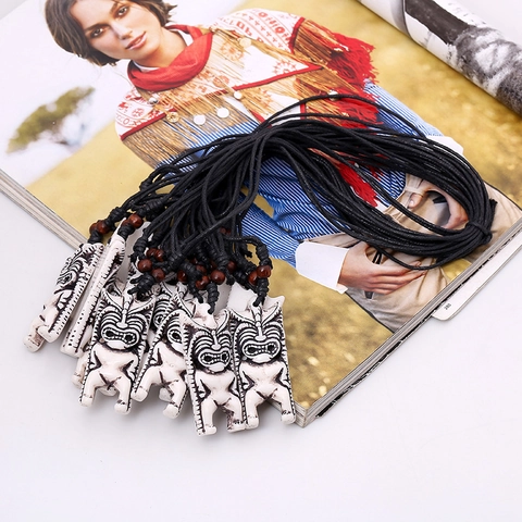 Collier Pendentif Masque Totem Tiki Tribal Vintage Résine Sculptée Style Ethnique Perles en Bois Cordon Ciré Réglable