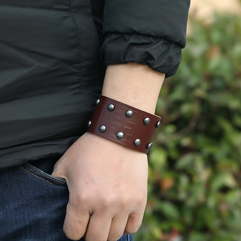 Bracciale Largo in Pelle di Vacchetta Punk Retrò per Uomo Con Rivetti a Doppia Fila Goffratura Geometrica Gioielli Biker
