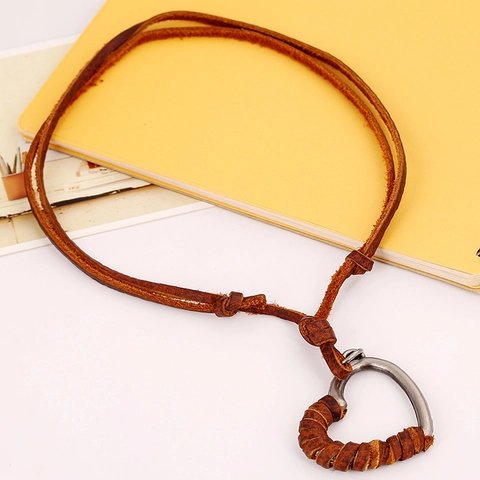 Collar de Colgante de Corazón Vintage Cordón de Cuero Hecho a Mano Bohemio Aleación Galvanizada Collar Joyería para Hombre Mujer