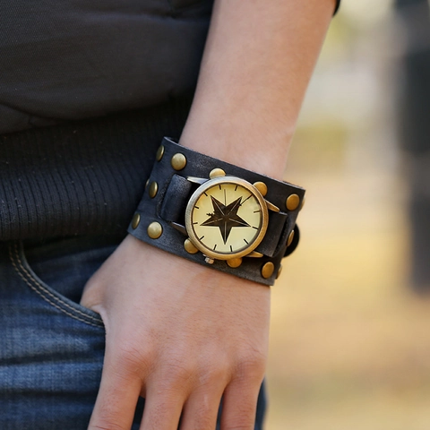 Orologio Bracciale in Pelle Larga Vintage Punk in Pelle di Vacchetta Pieno Fiore Lega di Bronzo Borchie Quarzo Stella a Cinque Punte Gioielli