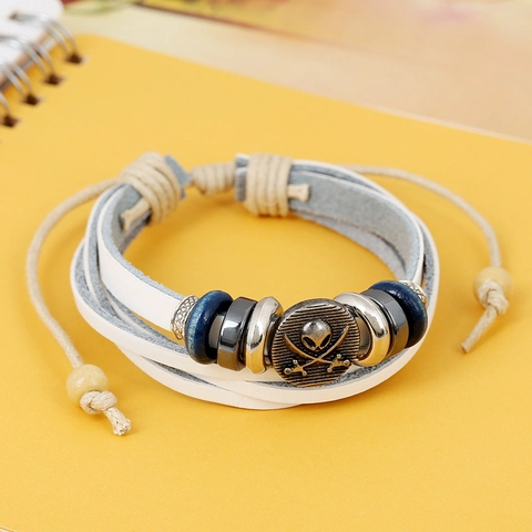 Handgefertigtes Geflochtenes Echtes Rindsleder Armband Für Damen Herren Vintage Piraten Totenkopf Legierung Charm Perlen Verstellbarer Schmuck