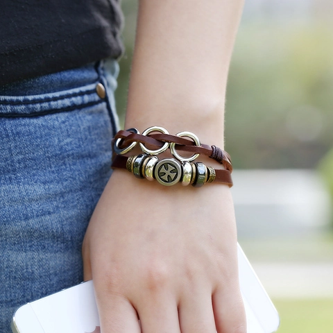 Bracciale in Pelle di Vacchetta Intrecciata Multistrato Retrò per Uomo Donna Punk Croce Ciondolo in Metallo Polsino Regolabile Gioielli di Strada