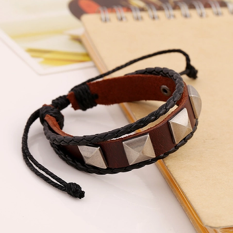 Bracciale Vintage Punk Multistrato in Pelle di Vacchetta per Uomo Donna Corda Intrecciata a Mano Borchie a Piramide in Lega Bracciale Regolabile Gioielli