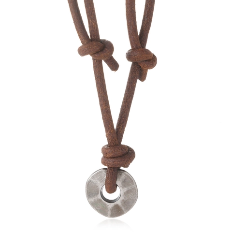 Collana Vintage in Pelle di Vacca Fatta a Mano Con Ciondolo Tondo Martellato in Lega Catena a Corda Regolabile Per Uomo Donna Unisex