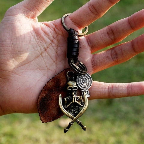Llavero de Cuero Genuino Tejido Vintage Punk para Hombre Colgante de Calavera de Aleación de Bronce Espadas Cruzadas Gótico