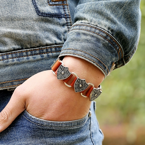 Bracciale Punk Vintage in Pelle e Lega con Scudo per Uomo Polsino in Pelle Retrò con Rivetti Gioielli Gotici Fatti a Mano