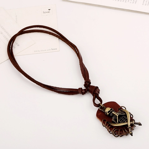 Collana da Uomo Vintage Punk Rock in Lega con Ciondolo a Teschio e Spade Incrociate in Vera Pelle Cordino Regolabile Gioielli Regalo
