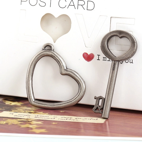 Retro Alloy Heart Key Pendants For Jewelry Making DIY Antique Silver Hollow Heart Key Charm Jewelry Findings Accessories