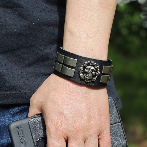 Bracciale da Uomo in Pelle di Vacca Punk con Teschio Vintage Rock Biker Bangle con Rivetti in Lega Argento Antico Gioielli