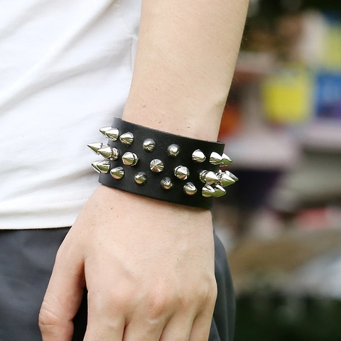 Bracciale Punk in Pelle di Vacchetta per Uomo Triple File Rivetti Argento Borchie Ampio Bangle Gothic Rock Cinturino Regolabile