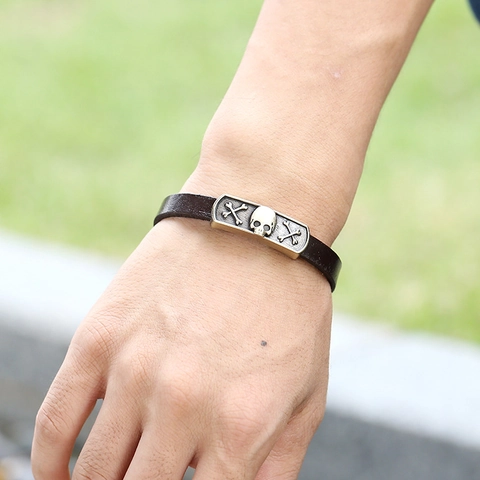 Bracciale in Pelle da Uomo Vintage Retro Punk Con Pendente Teschio in Lega di Bronzo Antico Chiusura Magnetica Gioielli Rock Gotici