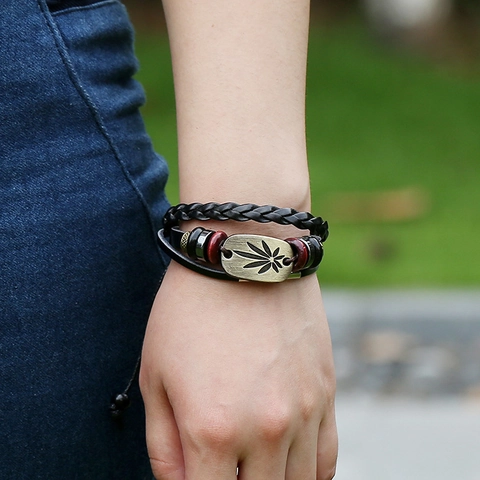 Bracciale Intrecciato in Pelle Retro Punk Pendente a Foglia d'Acero in Bronzo Multistrato in Legno Regolabile Gioielli di Moda