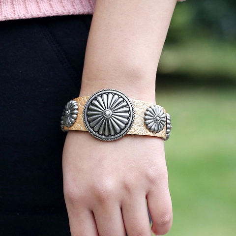 Retro Boheemse Zonnebloem Leren Armband Voor Dames Punk Legering Metaal Met Studs Brede Manchet Armband Vintage Etnische Sieraden