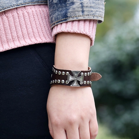 Vintage Punk Herren Breites Lederarmband Braun Rindsleder Armreif Legierung Malteserkreuz Metallnieten Verstellbar Goth Biker Schmuck