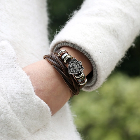 Bracciale in Pelle Multistrato da Uomo Retro Scudo in Lega Fatto a Mano Bracciale in Pelle Intrecciata Gioielli Punk
