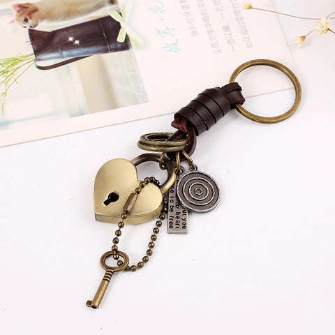 Llavero de Cuero Genuino Punk Vintage Hecho a Mano Colgante de Cerradura de Corazón y Llave de Aleación Llavero Retro Regalo