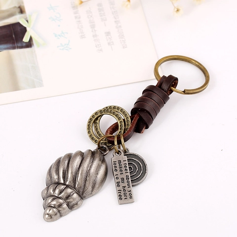 Llavero de Cuero de Vaca Vintage Concha Punk Trenzado Aleación Etiqueta Grabada Adorno de Bolso Retro Llavero Unisex Regalo