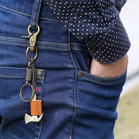 Llavero de Cuero de Vaca Retro para Hombre Colgante de Hacha de Aleación Estilo Punk Funda de Cuero Decoración de Mochila