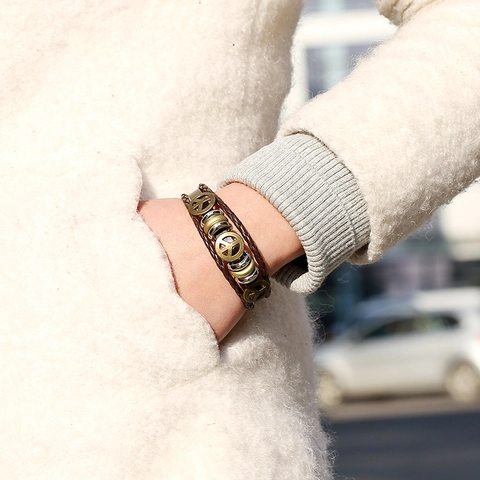Bracelet Rétro Punk Multicouche en Cuir de Vachette Tressé Avec Breloques Signe de Paix en Alliage Bijoux de Mode Vintage