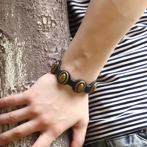 Bracelet en Cuir Vintage Punk pour Hommes Femmes Alliage Rivet Clouté Bracelet de Mode Rétro Bijoux en Cuir de Vachette Fait à la Main Cadeau Biker