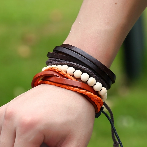 Set di Braccialetti Multistrato in Pelle Retrò Bohémien per Uomo Donna Stile Punk Intrecciato Gioielli Bracciale con Grani in Legno