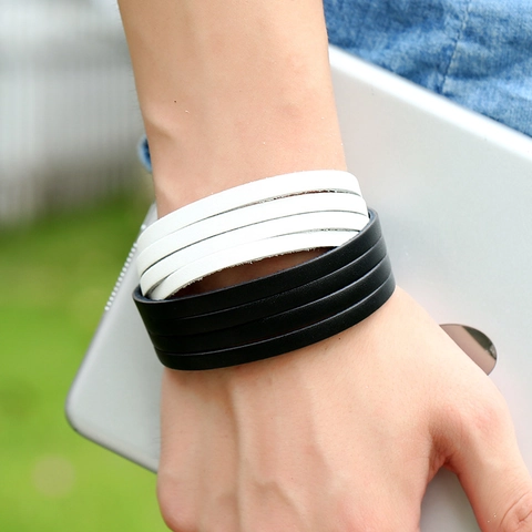 Bracciale Multistrato in Vera Pelle di Vacca Vintage Punk per Uomo Donna Splicing Nero Bianco Bottone a Pressione Metallo Gioiello