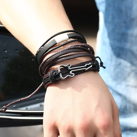 Bracciale Multistrato Vintage Punk Rock in Pelle di Vacca Con Ciondolo Chitarra in Lega Perle di Legno Gioielli Intrecciati Regolabili