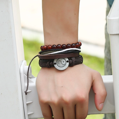 Bracciale in Pelle di Vacchetta Multistrato Vintage Punk Intrecciato a Mano Tai Chi Yin Yang Pendente in Lega Perle Rosse