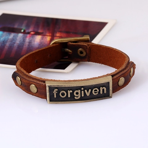 Bracelet en Cuir de Vachette Vintage pour Hommes Punk Forgiven Lettre Plaque de Métal Rivet Ajustable Jonc Marron Bijoux Cadeau